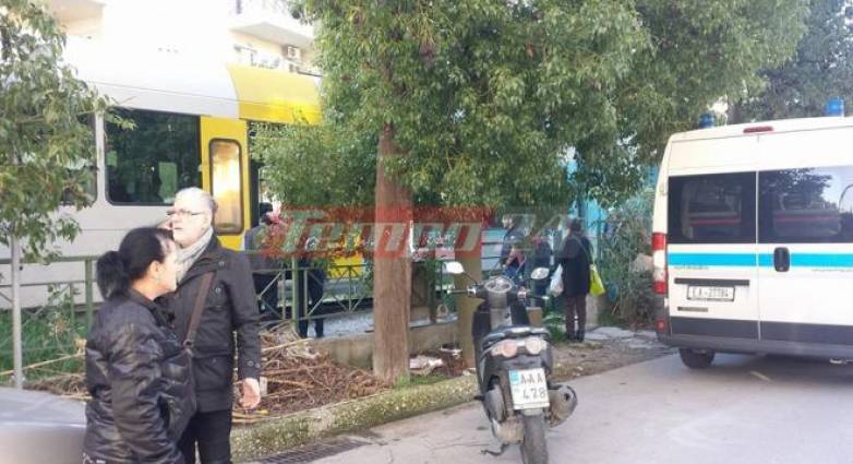 Πανικός στην Παραλία Πατρών: Οδηγός εγκλωβίστηκε στις μπάρες και συγκρούστηκε με τo τρένο!