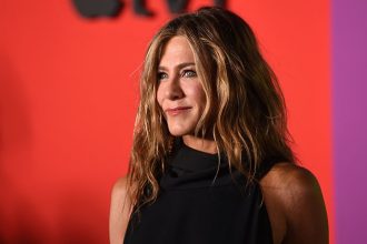 Η Τζένιφερ Ανιστον αποθεώνει την Κατερίνα Σακελλαροπούλου