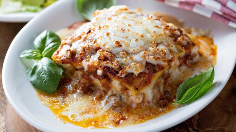 Ζυμαρικά στον φούρνο με μοτσαρέλα και μπεσαμέλ