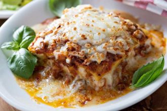 Ζυμαρικά στον φούρνο με μοτσαρέλα και μπεσαμέλ