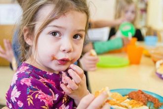 Οι βασικοί τρόποι συμπεριφοράς που πρέπει να μάθει το παιδί στο τραπέζι