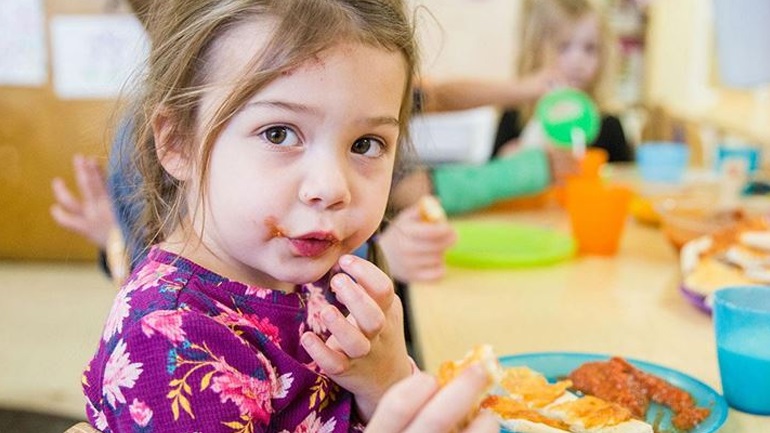 Οι βασικοί τρόποι συμπεριφοράς που πρέπει να μάθει το παιδί στο τραπέζι