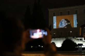 Η Βουλή φωταγωγήθηκε για την εξάλειψη της βίας κατά των γυναικών