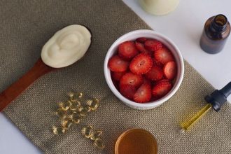 Σπιτική μάσκα προσώπου με φράουλες για βαθιά απολέπιση