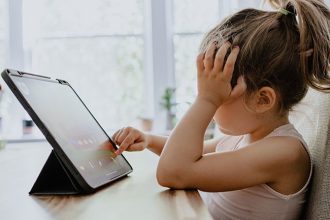 Καλύψτε τις κάμερες του υπολογιστή και του κινητού των παιδιών σας