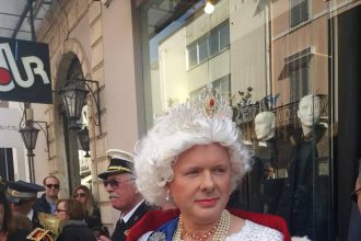 Οταν η ...βασίλισσα Ελισάβετ επισκέφθηκε την Πάτρα! ΦΩΤΟ