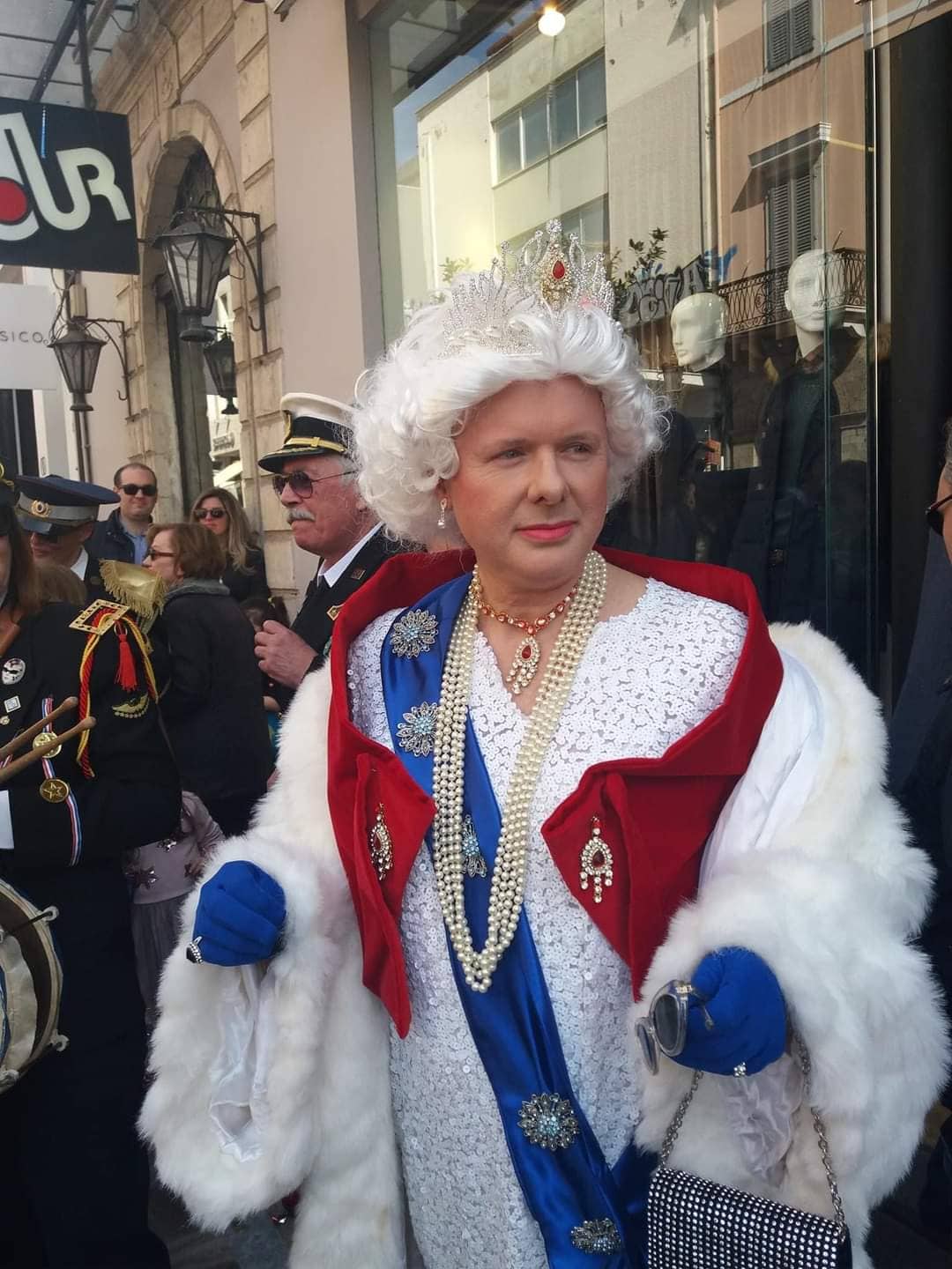 Οταν η ...βασίλισσα Ελισάβετ επισκέφθηκε την Πάτρα! ΦΩΤΟ