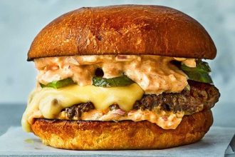 Σπιτικό cheeseburger με 5 υλικά
