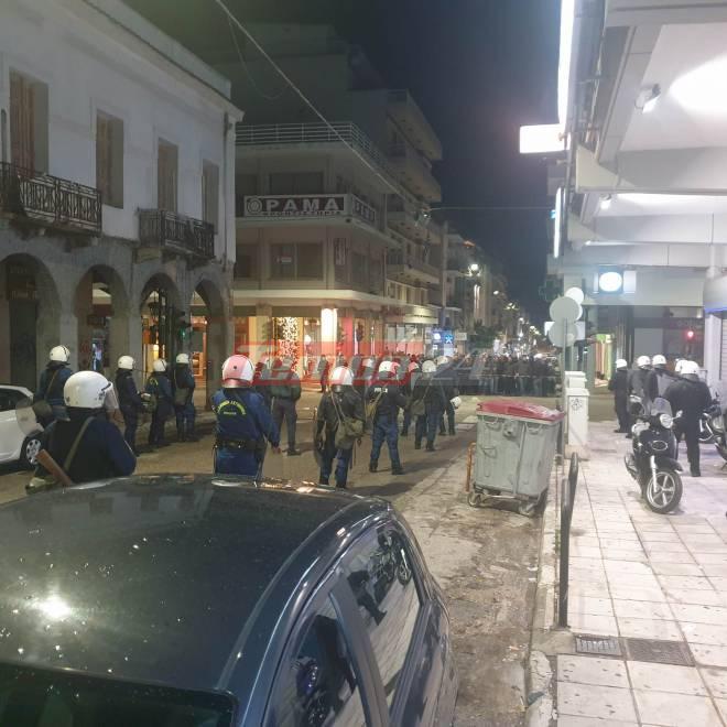 Πάτρα: Συλλήψεις ατόμων για τα επεισόδια στην πορεία - Διαμαρτυρία έξω από το Αστυνομικό Μέγαρο (ΦΩΤΟ-ΒΙΝΤΕΟ)