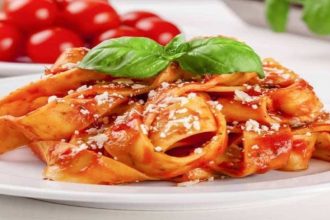 Ταλιατέλες με ντοματοπελτέ και σκόρδο