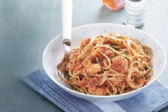 Σπαγγέτι με καλαμαράκια και γαρίδες μεθυσμένα με Μαλαγουζιά