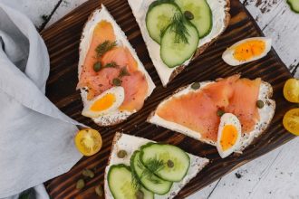 Μπρουσκέτες με σολομό και αυγό