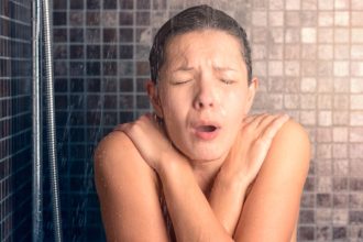5 μικρά “θαύματα” που κάνει το κρύο ντους στην επιδερμίδα
