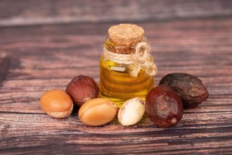 Έλαιο αργκάν: Τα μοναδικά οφέλη του για τα μαλλιά, το δέρμα, τα νύχια