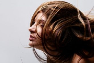 Λιπαρά μαλλιά: Η απλή λύση που δεν σας περνά από το μυαλό