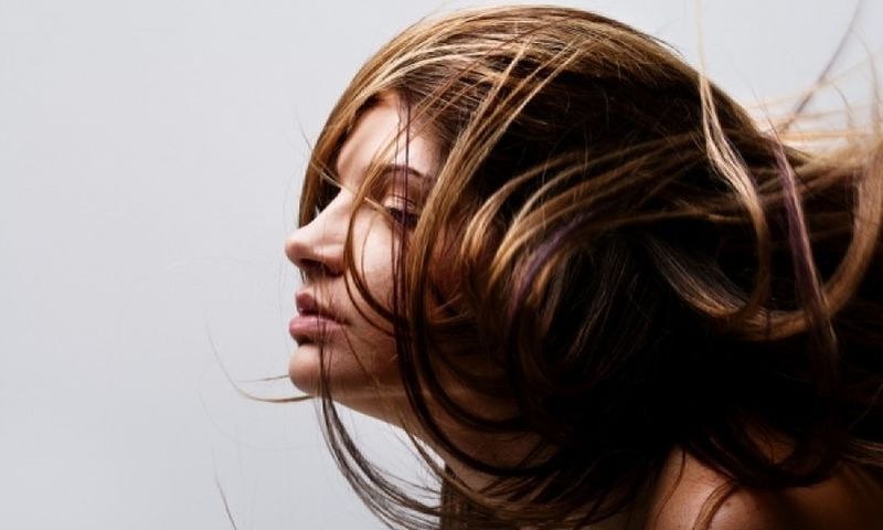 Λιπαρά μαλλιά: Η απλή λύση που δεν σας περνά από το μυαλό