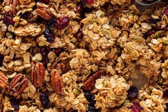 Σπιτική granola για ένα πλούσιο πρωινό