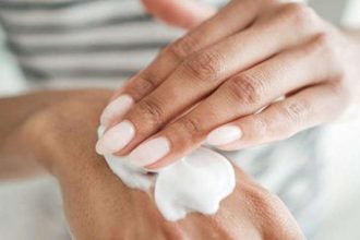 3 tips για να έχεις πάντα απαλά και νεανικά χέρια