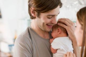Πώς συνδέεται ο μπαμπάς με το μωρό του