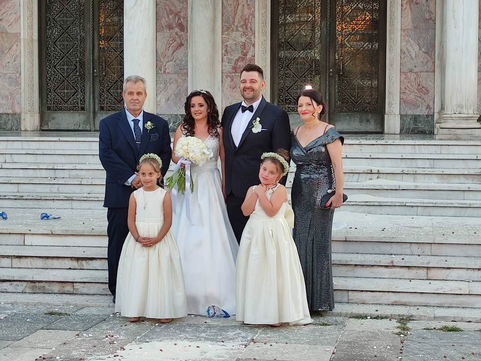 Πάτρα: Τα σκαλιά της εκκλησίας ανέβηκε ο γνωστός ανθοπώλης Κωνσταντίνος Παναγιωτακόπουλος (ΦΩΤΟ)