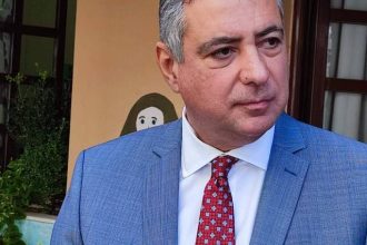 Ο Γιάννης Καρβέλης ματαίωσε συνέντευξη τύπου μετά την τραγωδία στα Τέμπη