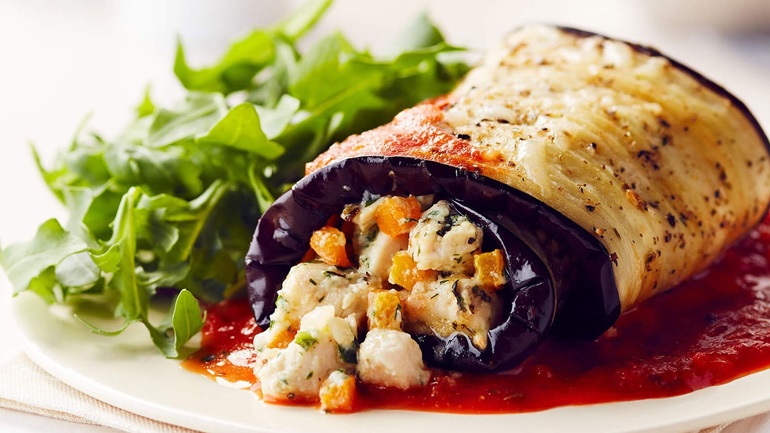 Ρολάκια μελιτζάνας γεμιστά με κοτόπουλο