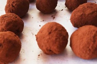 Σοκολατένιες μπάλες με βρώμη και αμύγδαλο