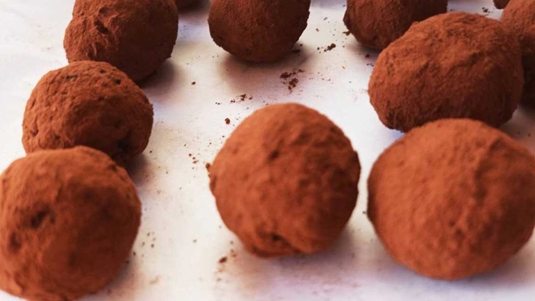 Σοκολατένιες μπάλες με βρώμη και αμύγδαλο