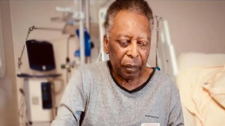 Ο Πελέ αναρρώνει και παίζει χαρτιά μαζί με την κόρη του στο νοσοκομείο