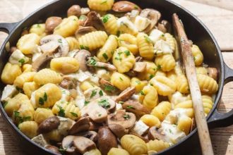 Νιόκι με μανιτάρια και μπλε τυρί