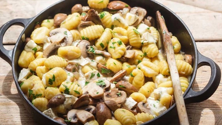 Νιόκι με μανιτάρια και μπλε τυρί