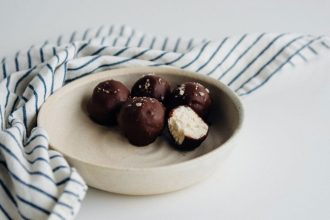 Η συνταγή για τα πιο νόστιμα σοκολατάκια με γέμιση καρύδας