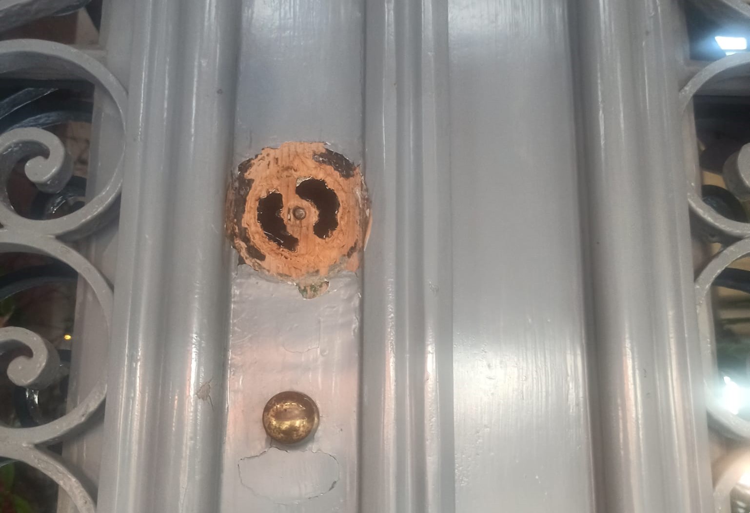 Πάτρα: Κλέβουν τα ρόπτρα από τα νεοκλασικά της Ανω Πόλης - Οι κάτοικοι τα αφαιρούν για να τα προστατέψουν (ΦΩΤΟ)