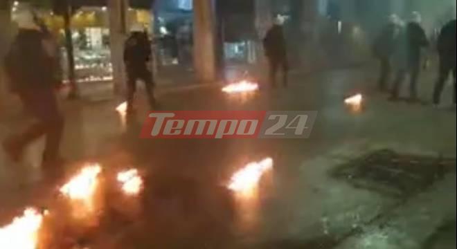 Πάτρα - Πολυτεχνείο: Επεισόδια από αντιεξουσιαστές - "Βροχή" από μολότοφ και γκαζάκια στο κέντρο της πόλης (ΒΙΝΤΕΟ)