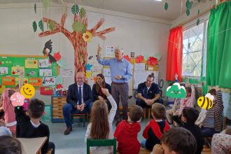 Ο Δήμαρχος Δυτικής Αχαΐας ζωγραφίζει και παίζει μαζί με τα παιδιά