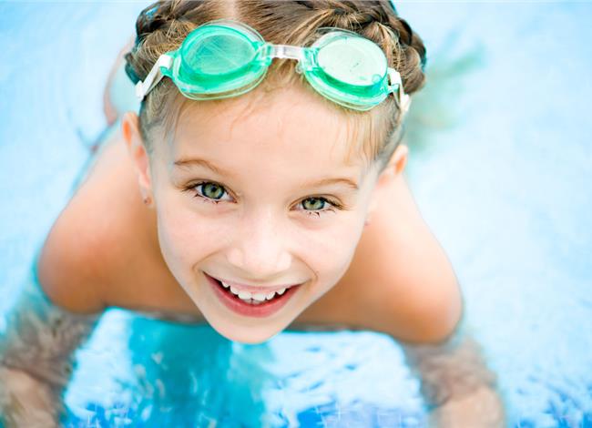Πώς να μάθετε το παιδί σας να κολυμπά σωστά