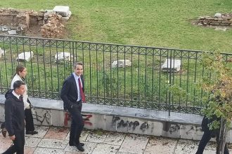Βόλτα για τον Πρωθυπουργό στο Αρχαίο Ωδείο ΦΩΤΟ
