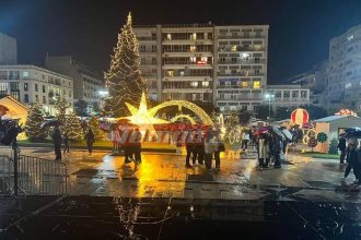 Πάτρα: Υπο βροχή το άναμμα του χριστουγεννιάτικου δένδρου στην πλ. Γεωργίου ΦΩΤΟ