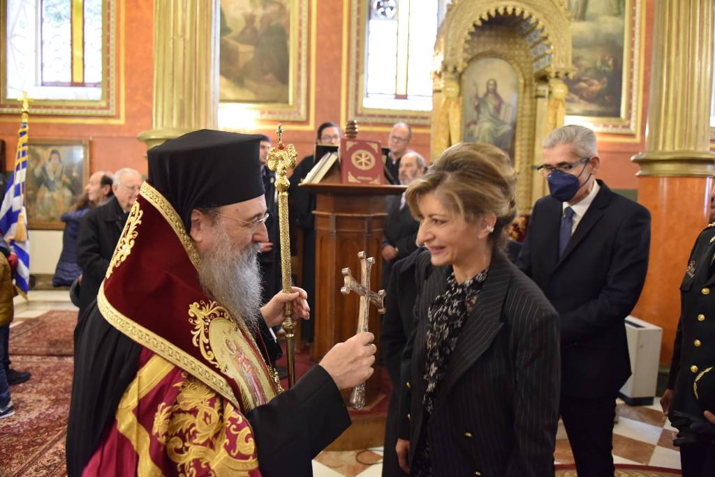 Η Βίβιαν Σαμούρη στην αρχιερατική θεία λειτουργία στον Ι.Ν. του Αγίου Νικολάου