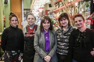 Επίσκεψη Σακελλαροπούλου σε ουκρανικό εστιατόριο στα Εξάρχεια