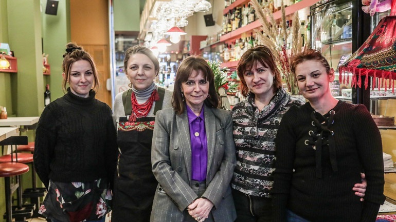 Επίσκεψη Σακελλαροπούλου σε ουκρανικό εστιατόριο στα Εξάρχεια