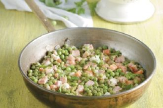 Πικάντικος αρακάς με μπέικον, καρότα και φέτα