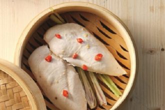 Φιλέτο κοτόπουλο στον ατμό με λεμονόχορτο και σάλτσα ρόκας