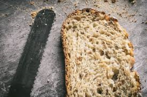 Πώς θα φτιάξεις ένα scrub προσώπου κυριολεκτικά με… ψίχουλα