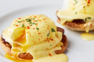 Αυγά benedict: Το homemade brunch γίνεται παιχνιδάκι με αυτή τη συνταγή!
