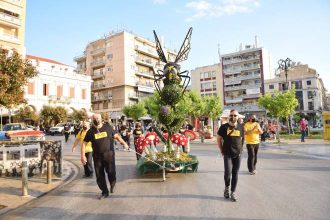 Το άρμα της ομάδας «ΣΦΗΓΚΕΣ» στους κεντρικούς δρόμους της Πάτρας