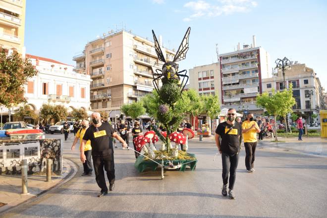 Το άρμα της ομάδας «ΣΦΗΓΚΕΣ» στους κεντρικούς δρόμους της Πάτρας