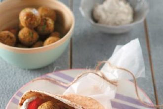 Αραβικές πίτες με φαλάφελ με σάλτσα ταχινιού