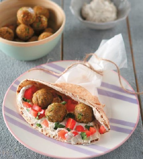 Αραβικές πίτες με φαλάφελ με σάλτσα ταχινιού