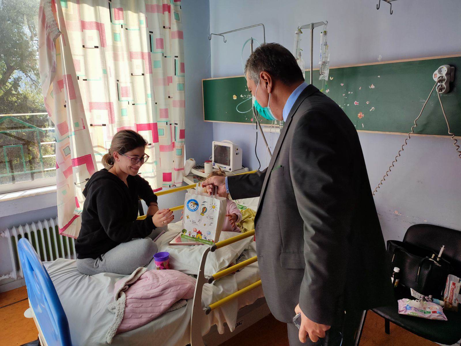 6η ΥΠΕ: Δώρα στους μικρούς νοσηλευόμενους του Καραμανδανείου